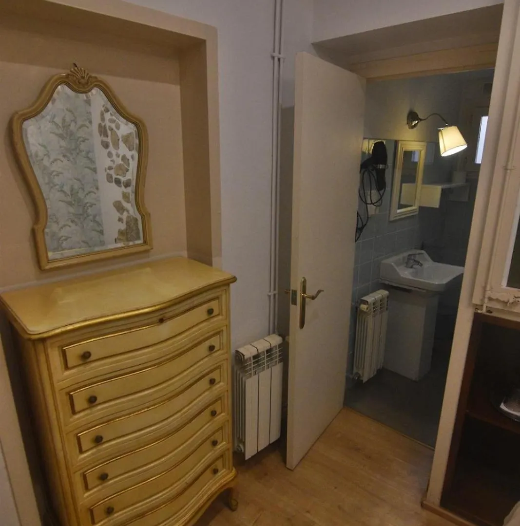Pensio Bellmirall Guest House Girona
